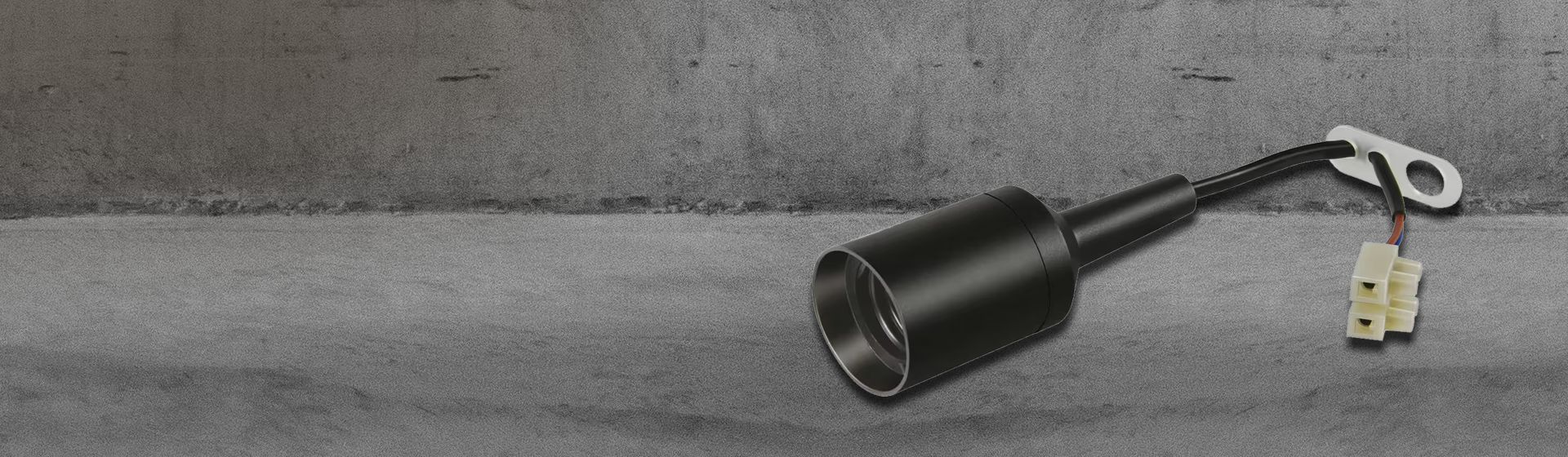 Schwarze Brennenstuhl Renovierungsfassung vor grauem Hintergrund bild