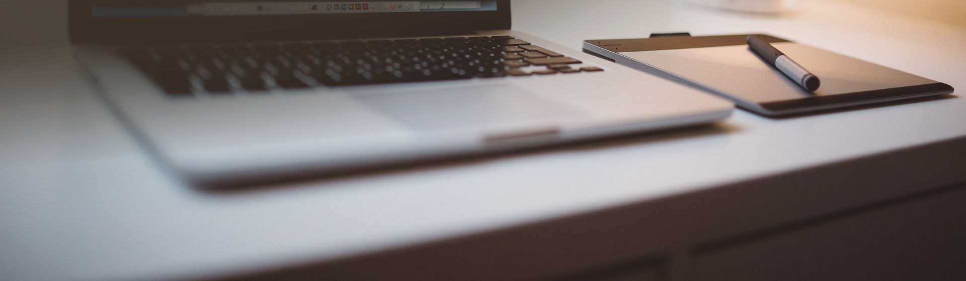 Laptop und Touchpad auf einer grauen Schreibtischplatte stehend bild