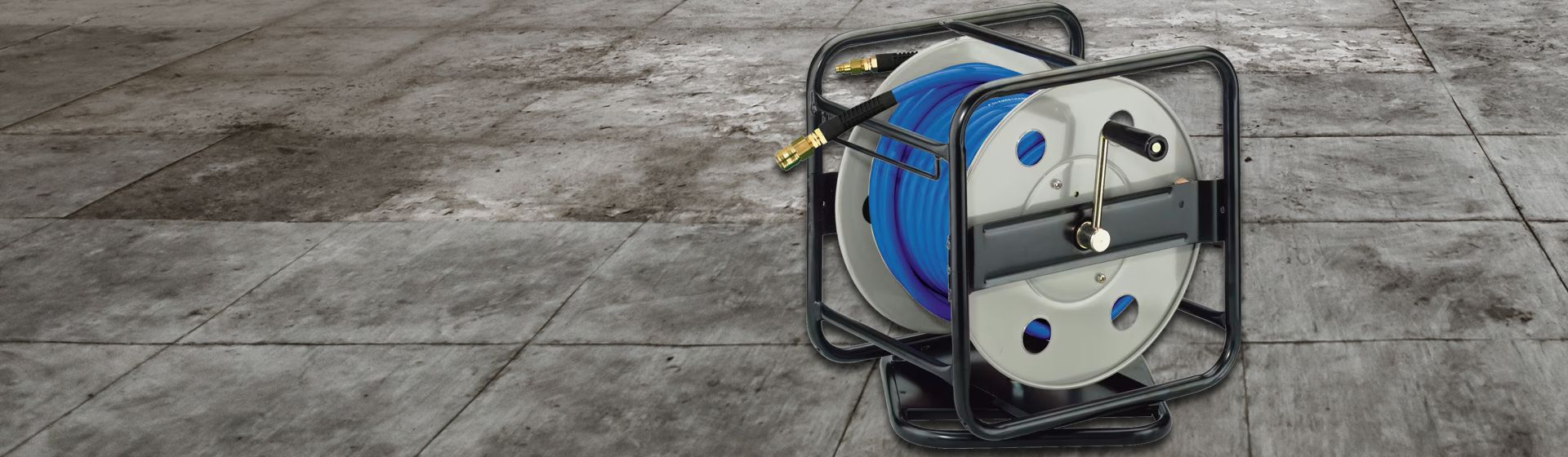 Schneider Druckluft Schlauchaufroller auf einem Industrieboden stehend bild