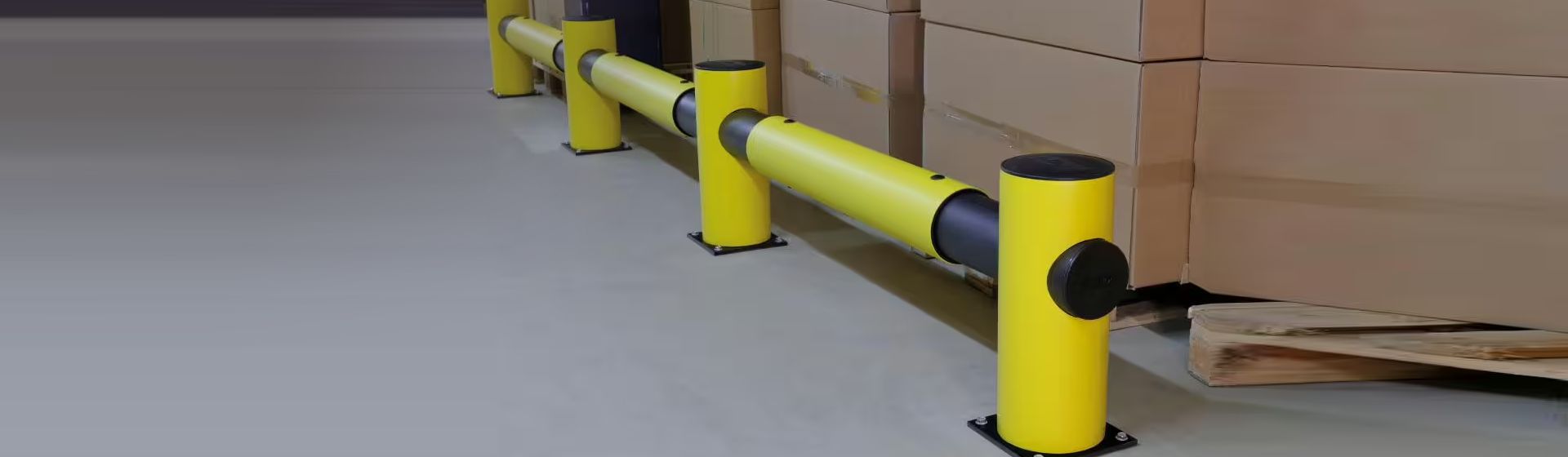 Schwarz-gelbe Rammschutz Barriere von Dancop schützt Paletten mit gepackten Paketen bild