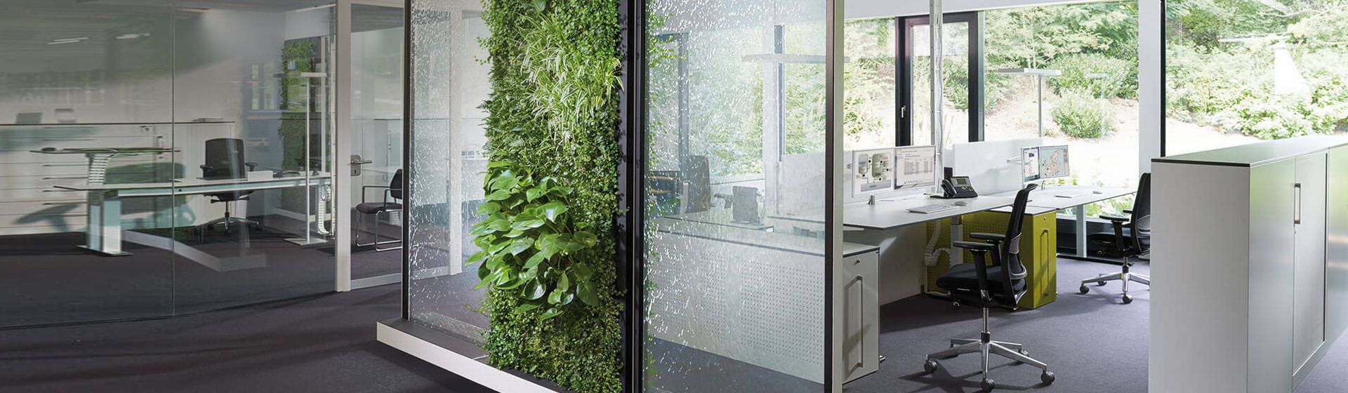 Blick in eine durch Raumtrennsysteme unterteilte Büroetage bild