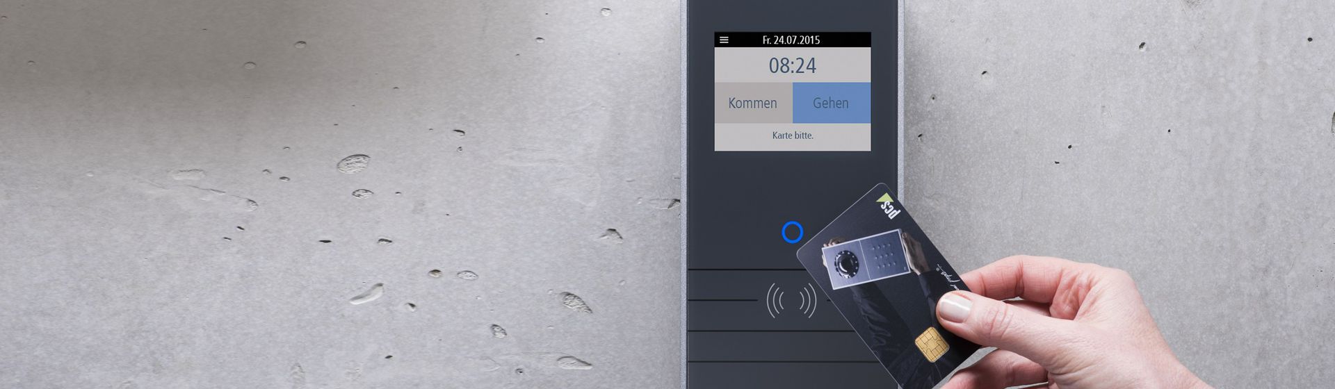 An einer grauen Wand montiertes digitales Zeiterfassungsgerät bild