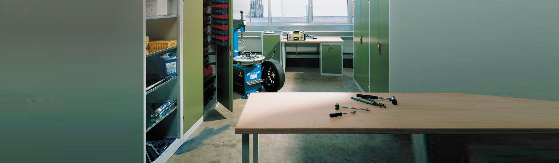 C + P Arbeitstisch in einer Werkstatt bild