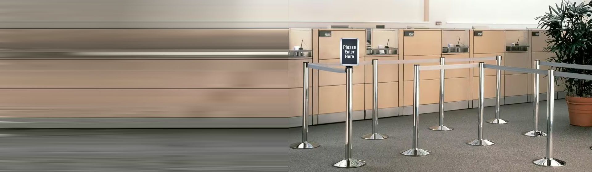 Leitsystem mit Edelstahlpfosten und grauem Band von ViaGuide in einem Wartebereich bild