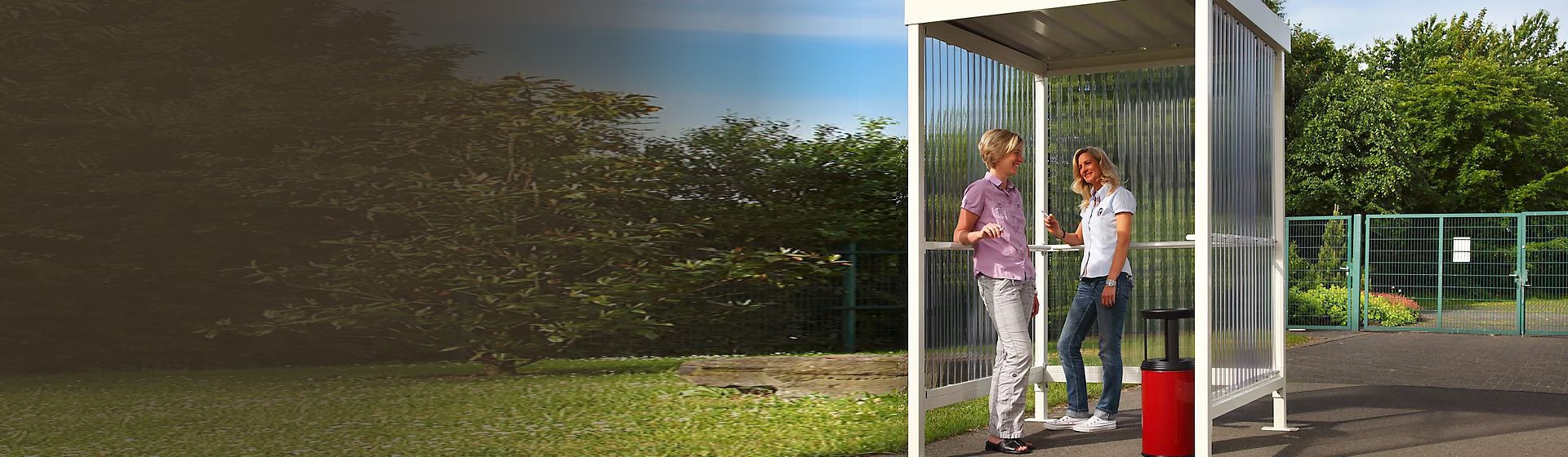 Zwei junge Frauen in einem Raucherunterstand von WSM bild