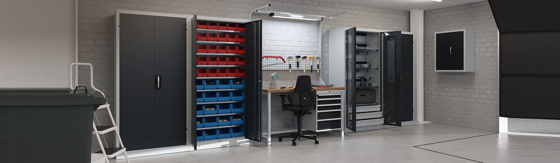 Blick auf eine Werkstattschrankwand mit integriertem Arbeitsplatz in einer Werkstatt bild