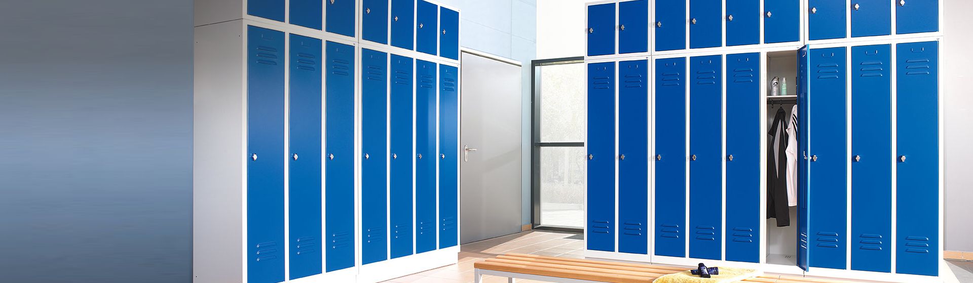 Blick in eine Umkleidekabine ausgestattet mit blauen Schließfachschränken von C + P bild