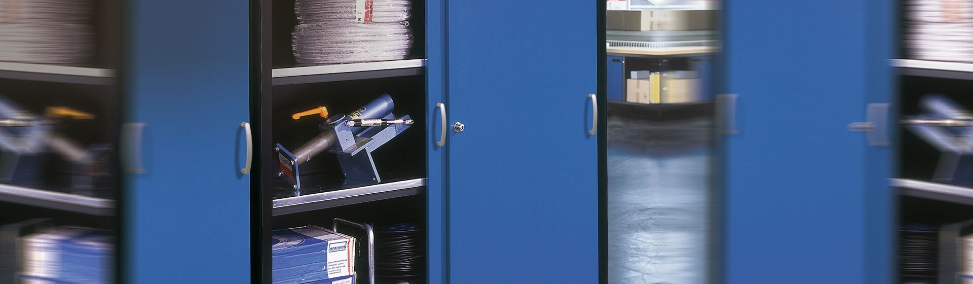 Blauer C + P Flügeltüren-Schwerlastschrank in der Nahaufnahme bild