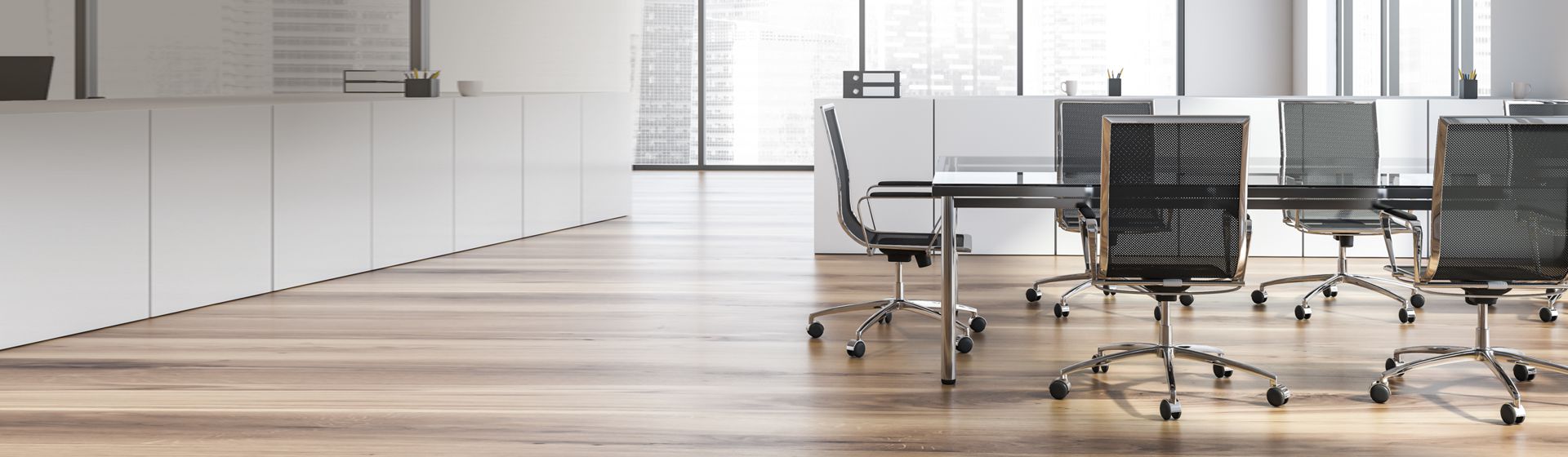 Bürostühle mit Rollen um einen Konferenztisch stehend bild