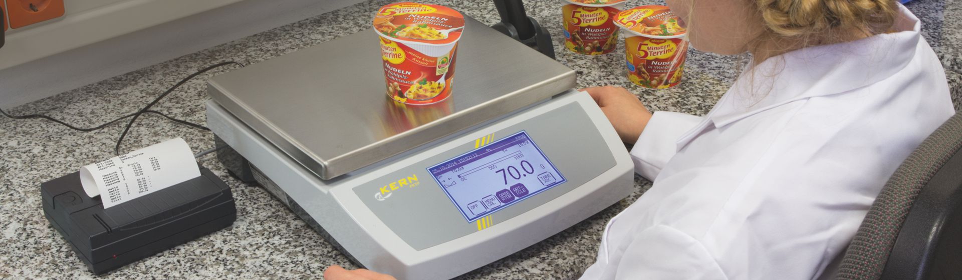 Kern Tischwaage beim Abwiegen eines Instant-Nudel-Bechers in einer Laborumgebung bild