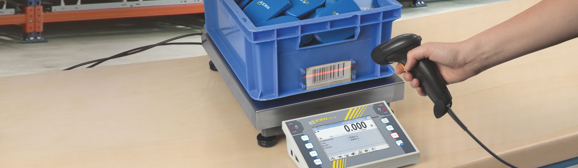 Blauer Sichtlagerkasten gefüllt mit blauen Kleinteile auf einer Kern Zählwaage bild