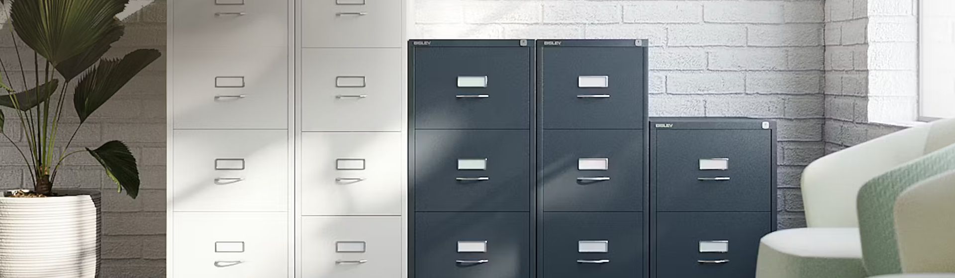 Weiße und dunkelgraue Aktenlagerschränke von Bisley in einem Büro stehend bild