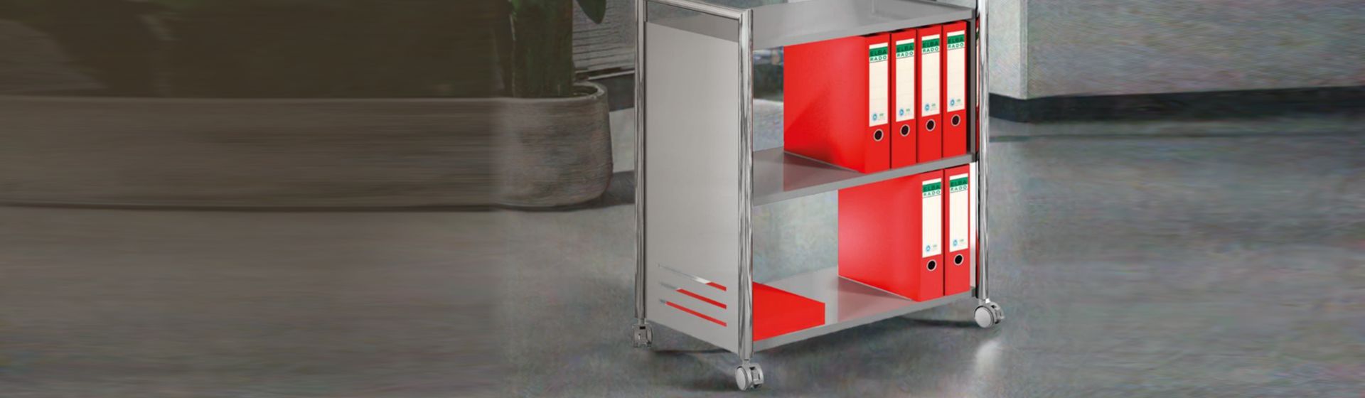 Silberfarbener Bürowagen mit roten Aktenordnern bestückt in einem Büro stehend bild