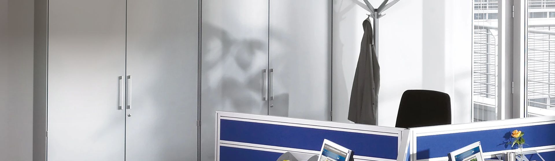 Lichtgraue Flügeltürenschränke von C+P in einem Büro stehend bild