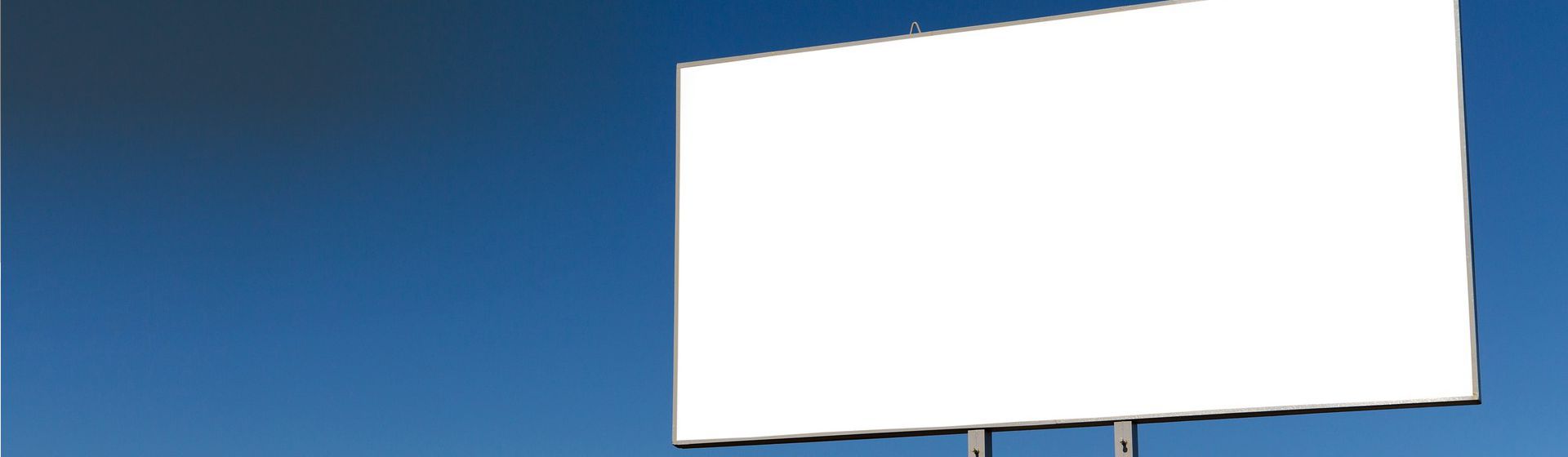 Weißer, unbestückter Plakatständer bild