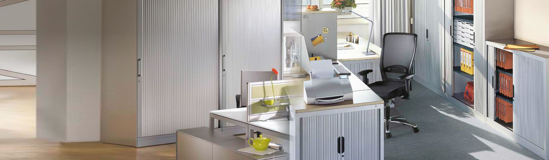 Rolladenschränke von C + P in einem Büro bild