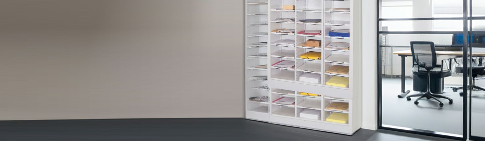 Pavoy Postverteilerschrank in einem Büro stehend bild