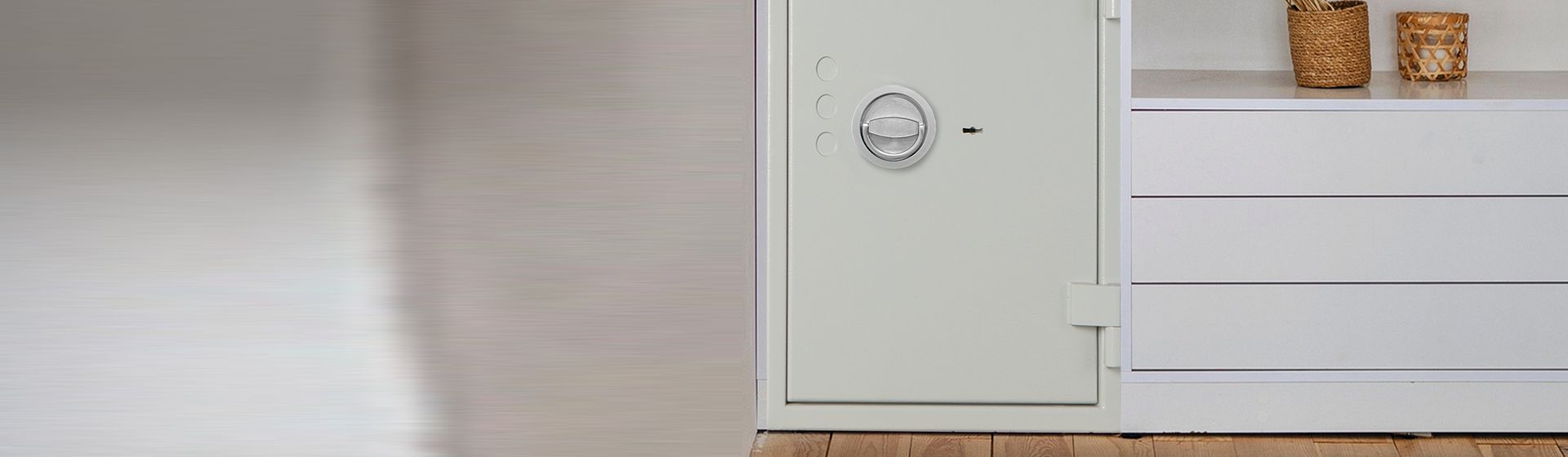 Weißer Tresor von Format verbaut in einem Kleiderschrank bild