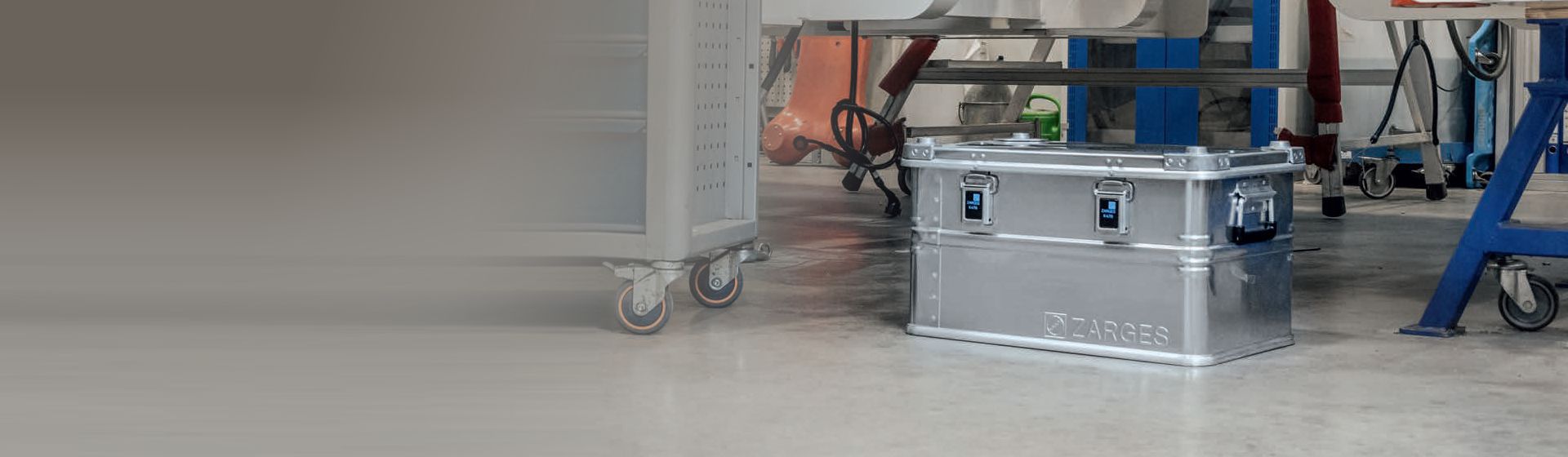 Zarges Aluminiumbox in einer Werkstatt auf dem Boden stehend bild