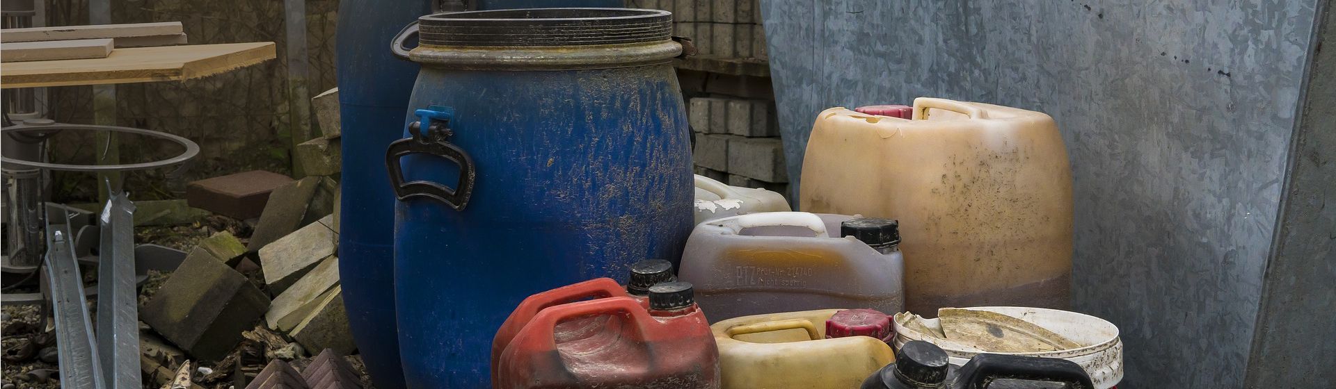 Benutzte Fässer und Kanister bild