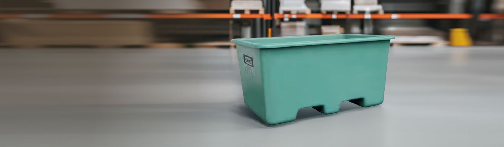 Grüner Kunststoffbehälter von Cemo in einem Lager stehend bild