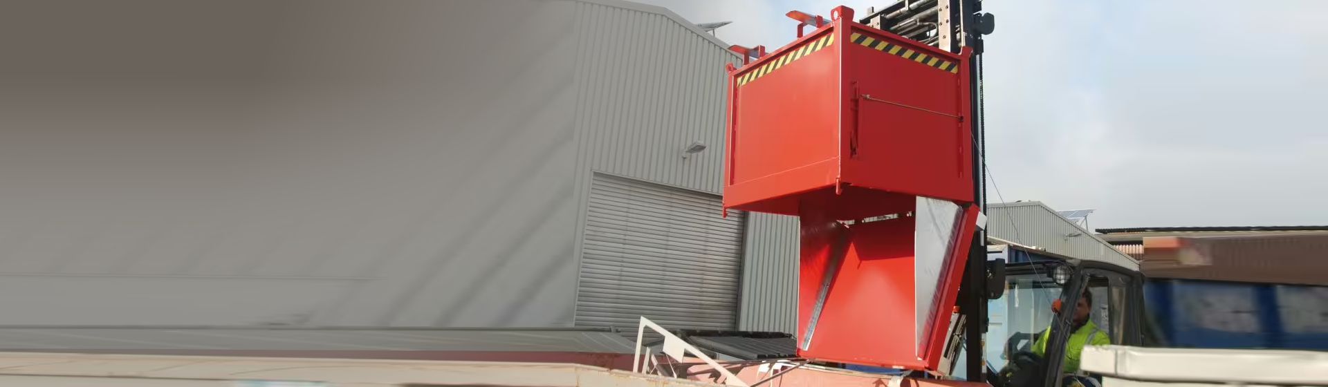 Roter Klappbodenbehälter von Bauer Südlohn mit geöffnetem Boden bild