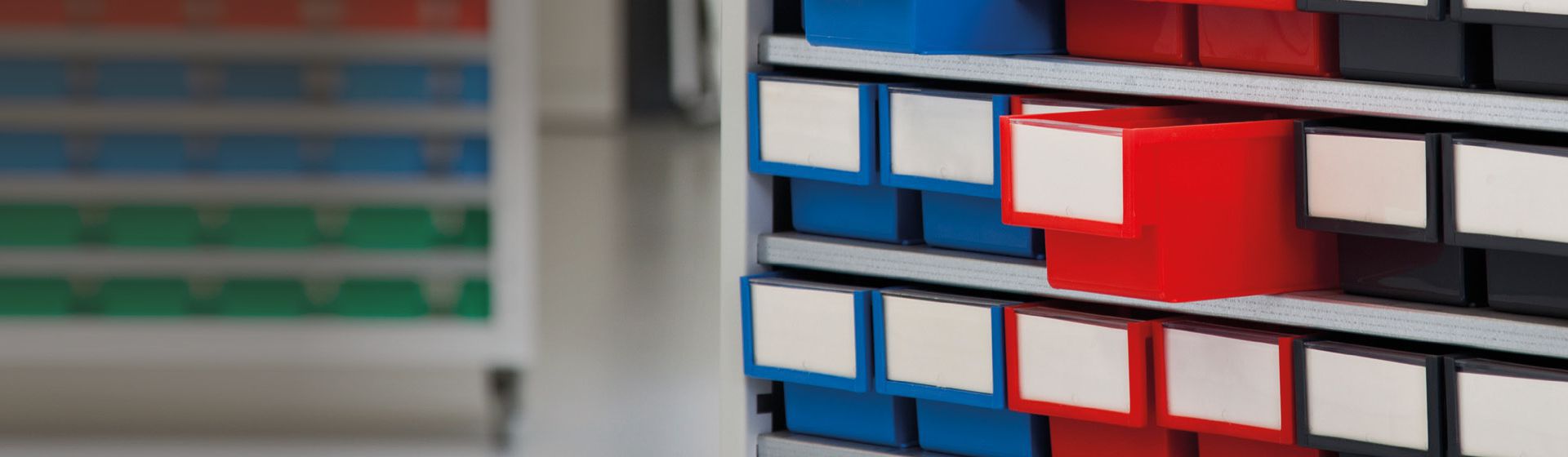 Treston Organisationsboxen in einem Regal einsortiert bild