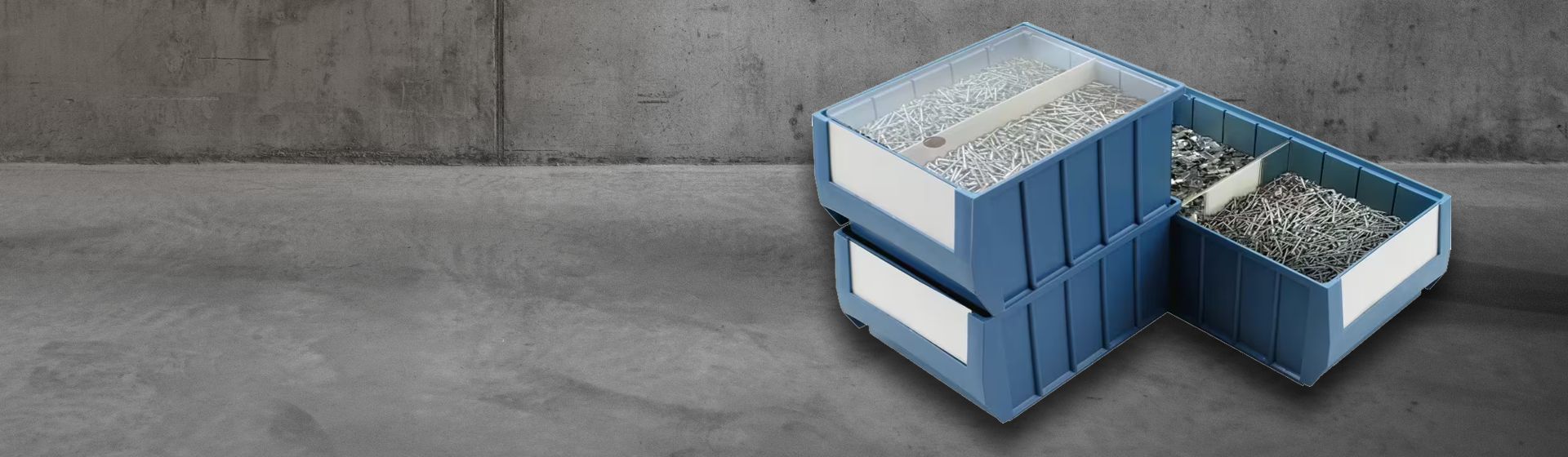 Drei dunkelblaue Regalkästen von Mauser bild