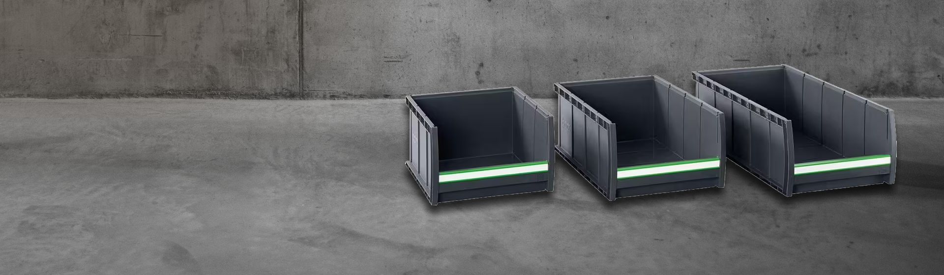 Drei schwarze Bott Sichtlagerkästen bild