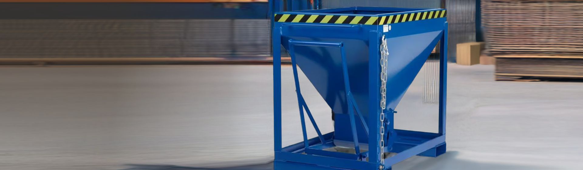 Blauer Silobehälter von RR in einem Lager stehend bild