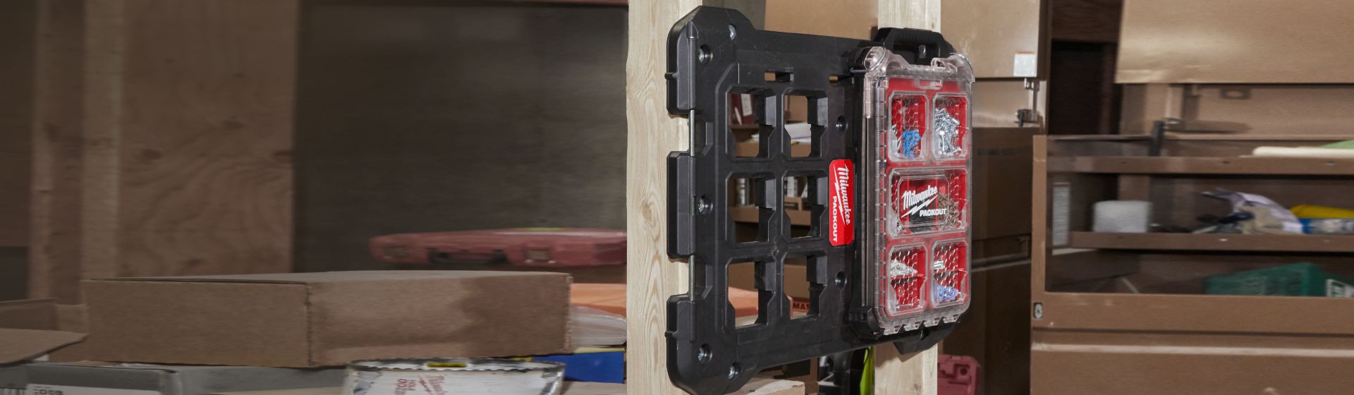 Milwaukee Packout Sortimentskasten montiert an einem Holzbalken bild