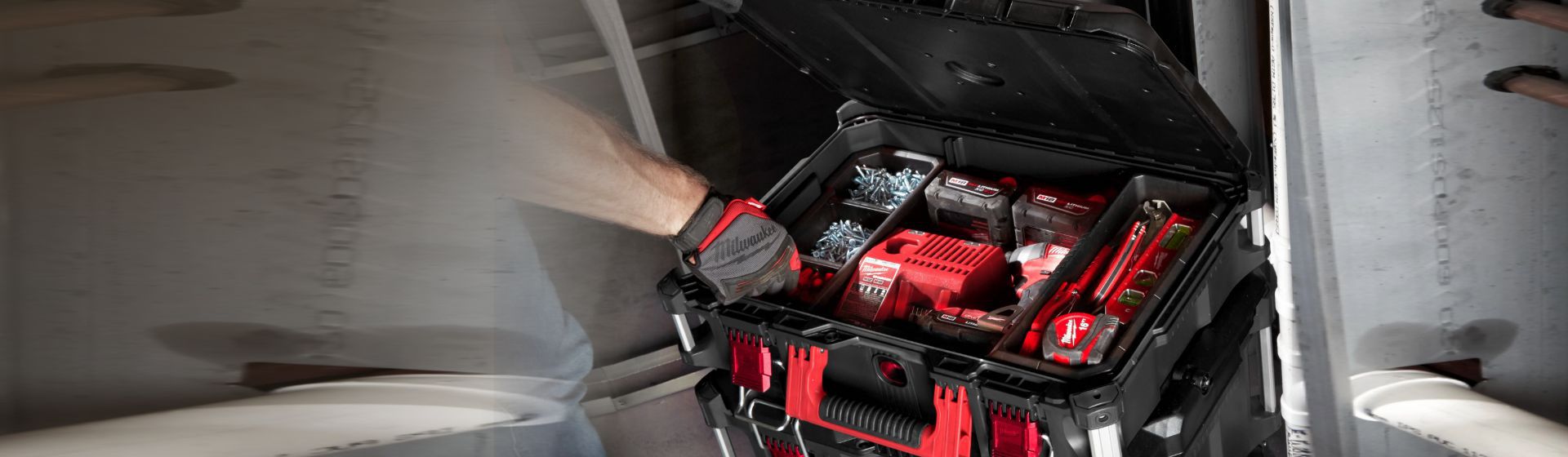 Milwaukee Packout Koffer geöffnet gefüllt mit Werkzeuge und Kleinteilen bild