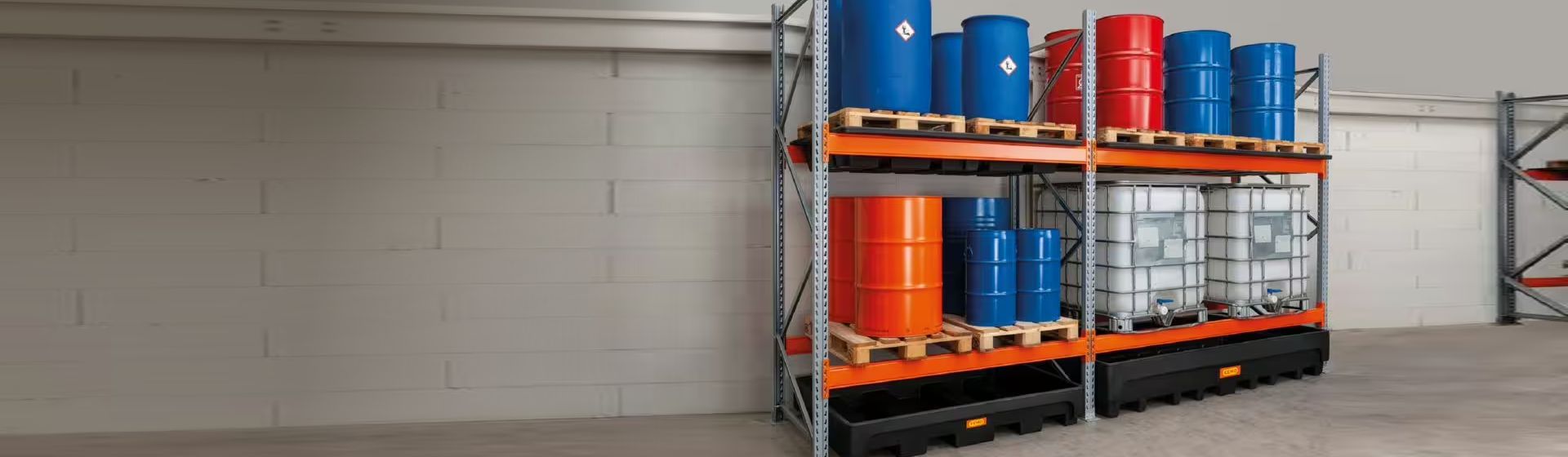 Gefahrstoffregal von Cemo befüllt mit Fässern und Kanistern bild