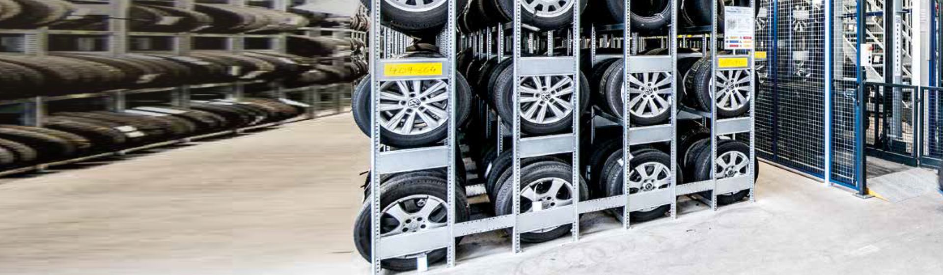 Schulte Reifenregal gefüllt mit Autoreifen bild