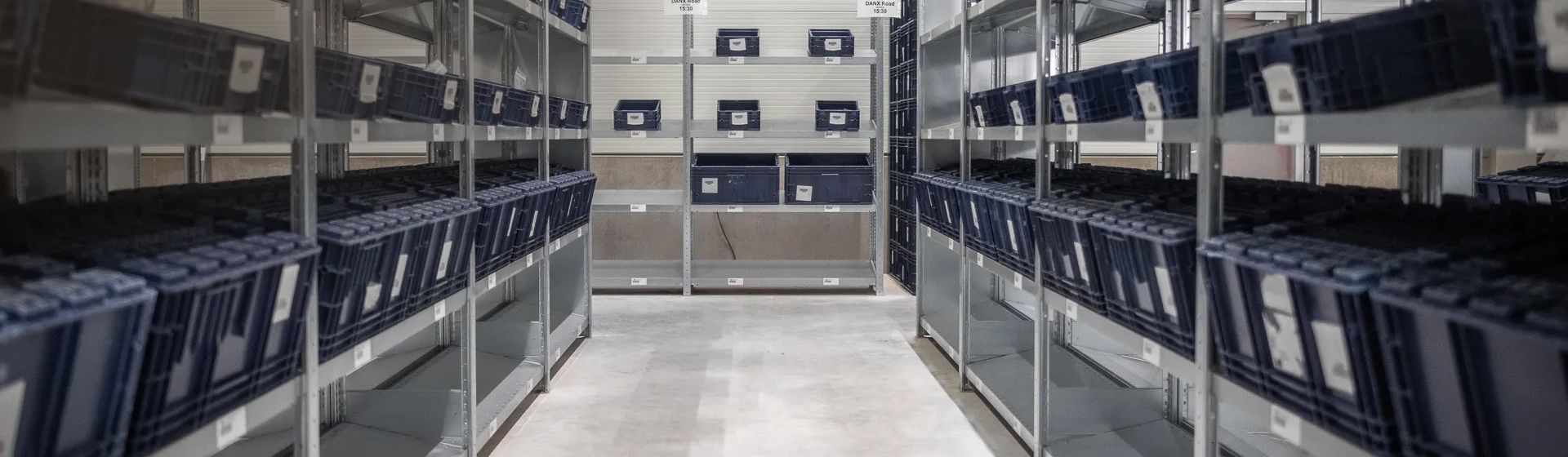 Meta Schrägbodenregalsystem bestückt mit blauen Kunststoffebhältern bild