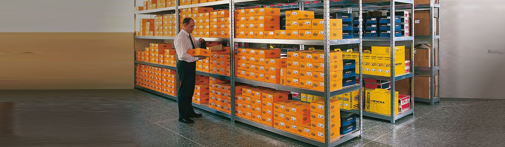 Schulte Weitspannregal bestückt mit Lagerware bild