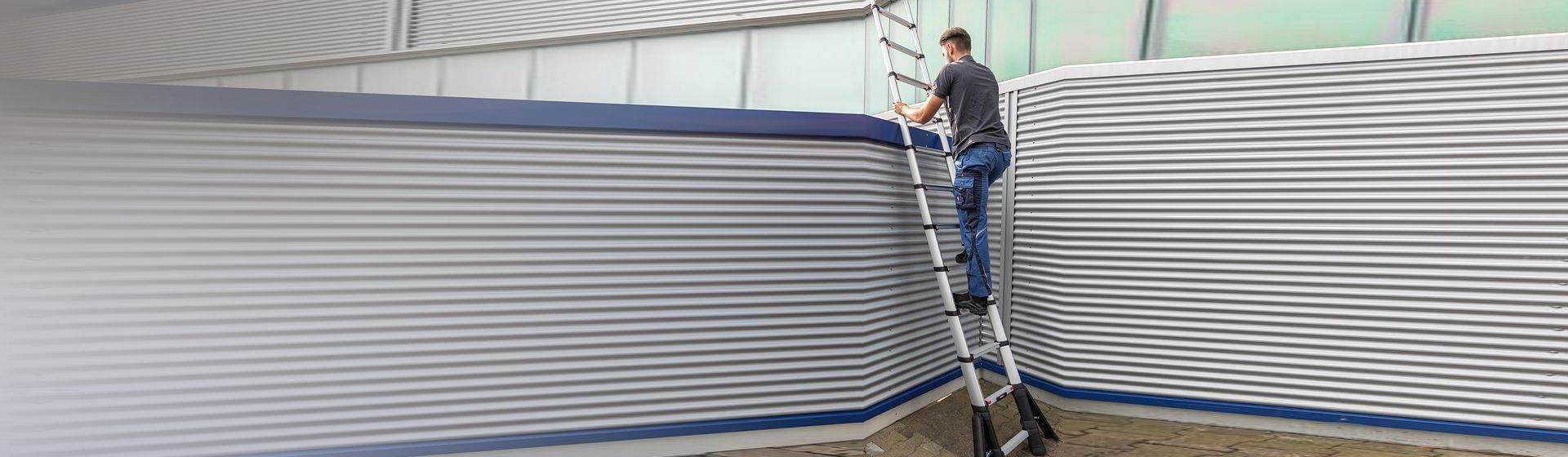 Handwerker auf einer Munk Telekopleiter bild