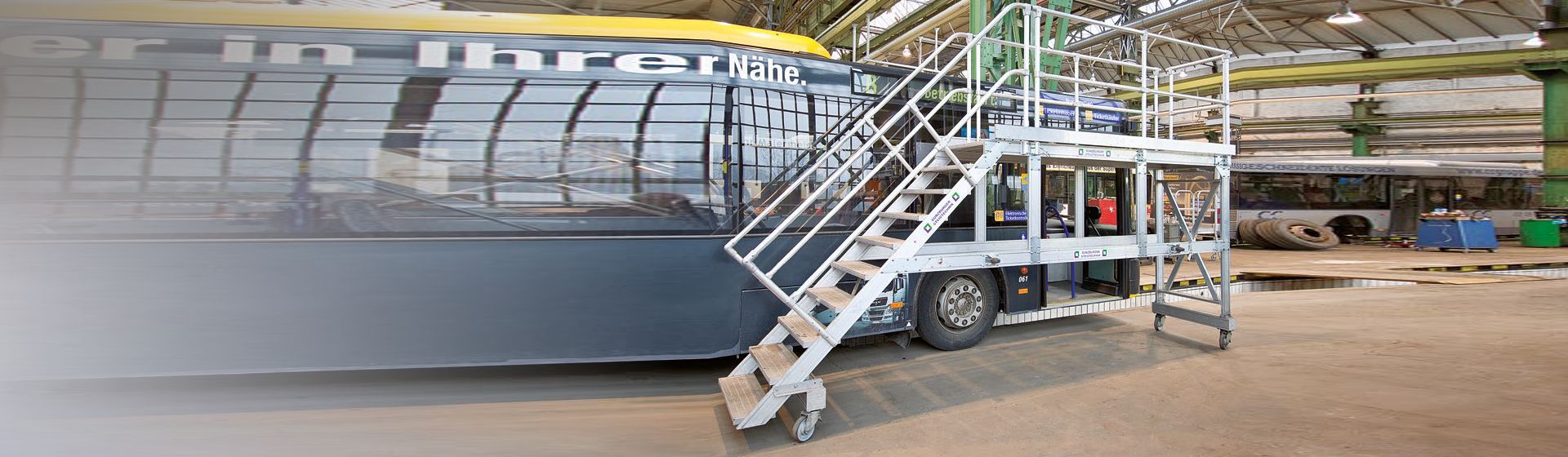 Verfahrbare Metalltreppe von Munk vor einem Bus bild
