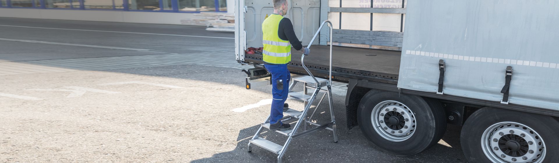 Mann auf einem Munk Tritt beim Einstieg auf die Ladefläche eines LKWs bild