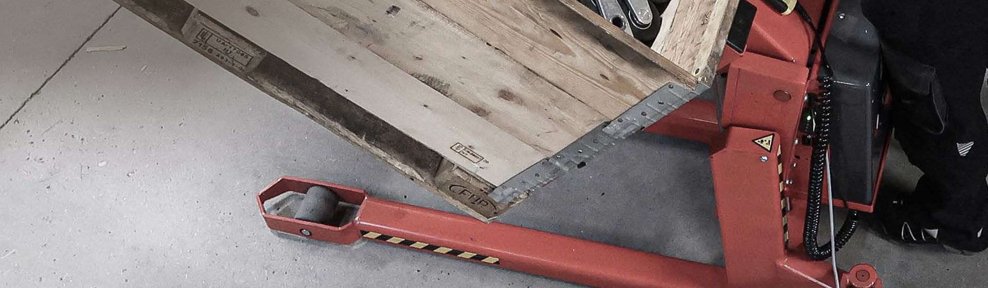 Roter Elektro-Hubwagen von Logitrans in Nahaufnahme bild