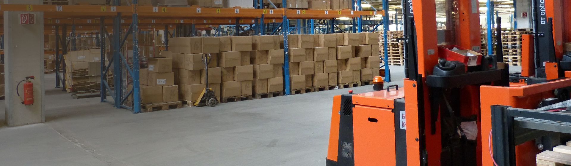 Orangefarbener Elektrostapler in einem Lager bild