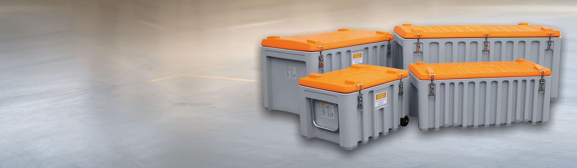Vier graue Fahrzeugboxen mit orangefarbenem Deckel von Cemo bild