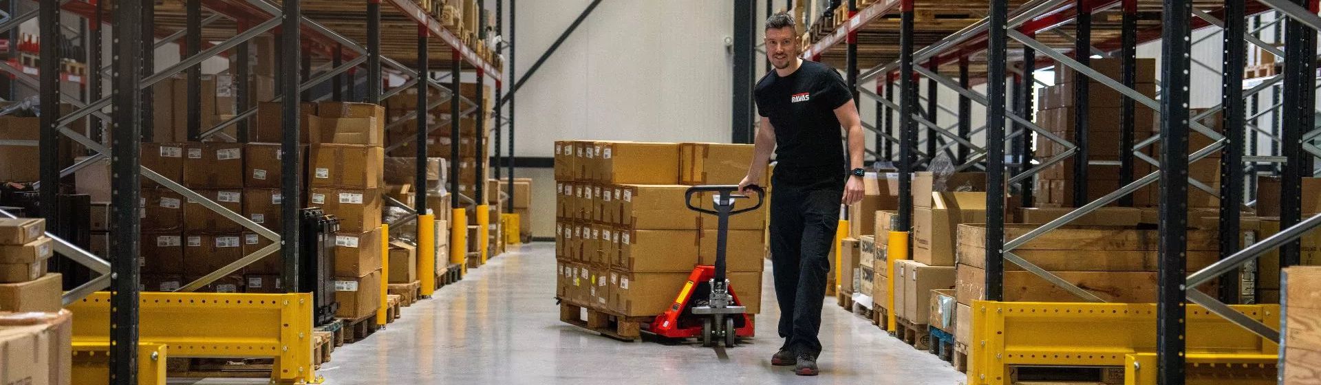 Ravas Hubwagen im Einsatz zum Transportieren einer Palette mit Paketen bild