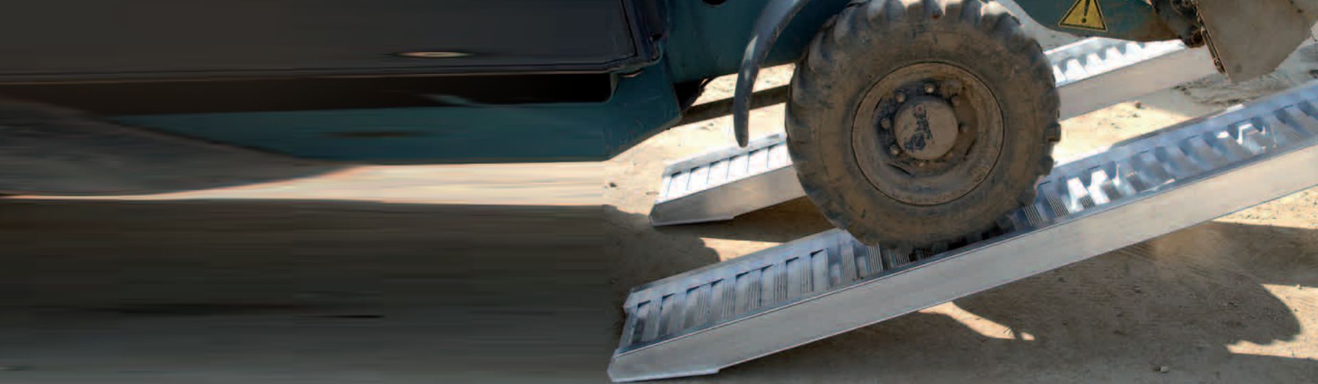 Autoreifen auf einer Verladeschiene bild