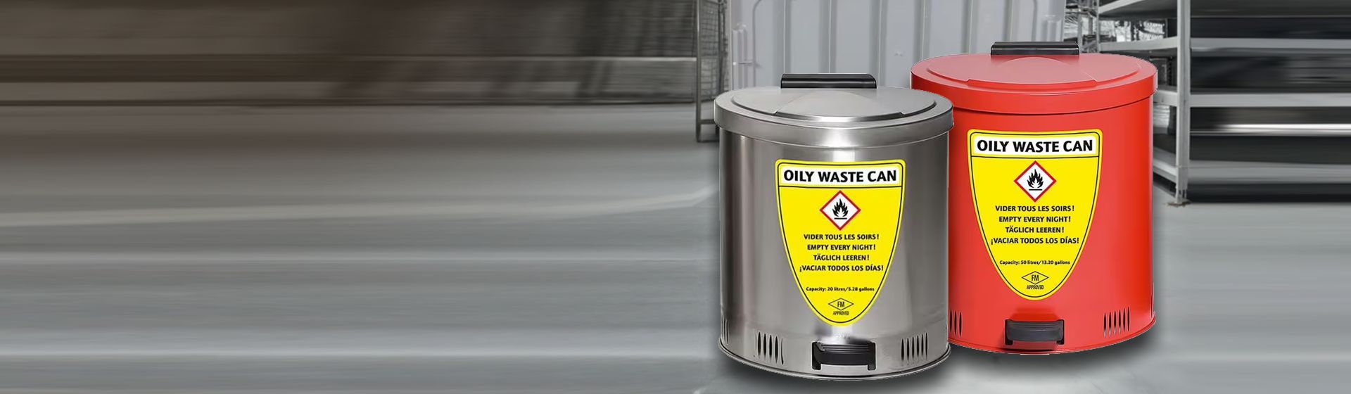 Roter und silberfarbener Entsorgungsbehälter von Asecos in einer Industriehallte stehend bild