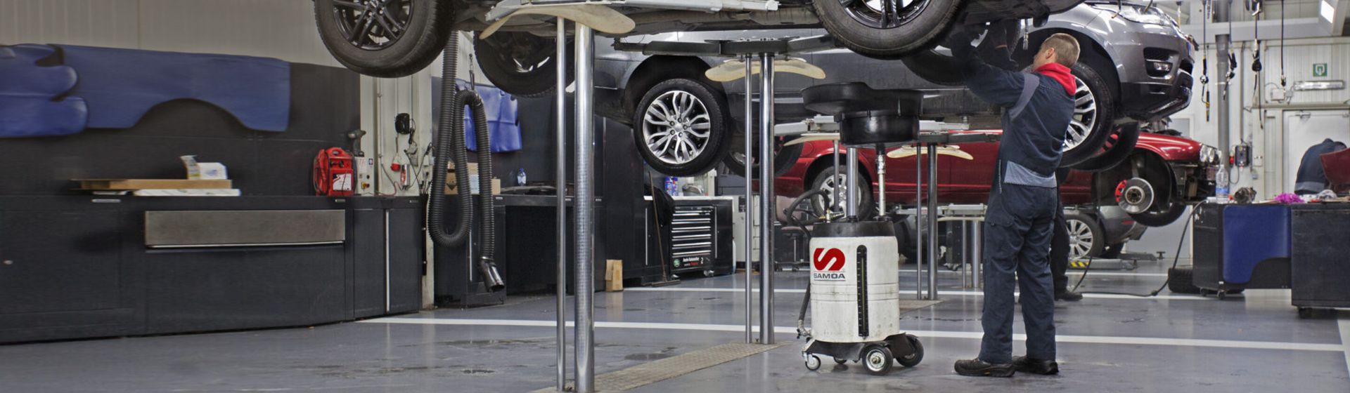 Samoa Hallbauer Abschmiergerät im Einsatz in einer KFZ Werkstatt bild