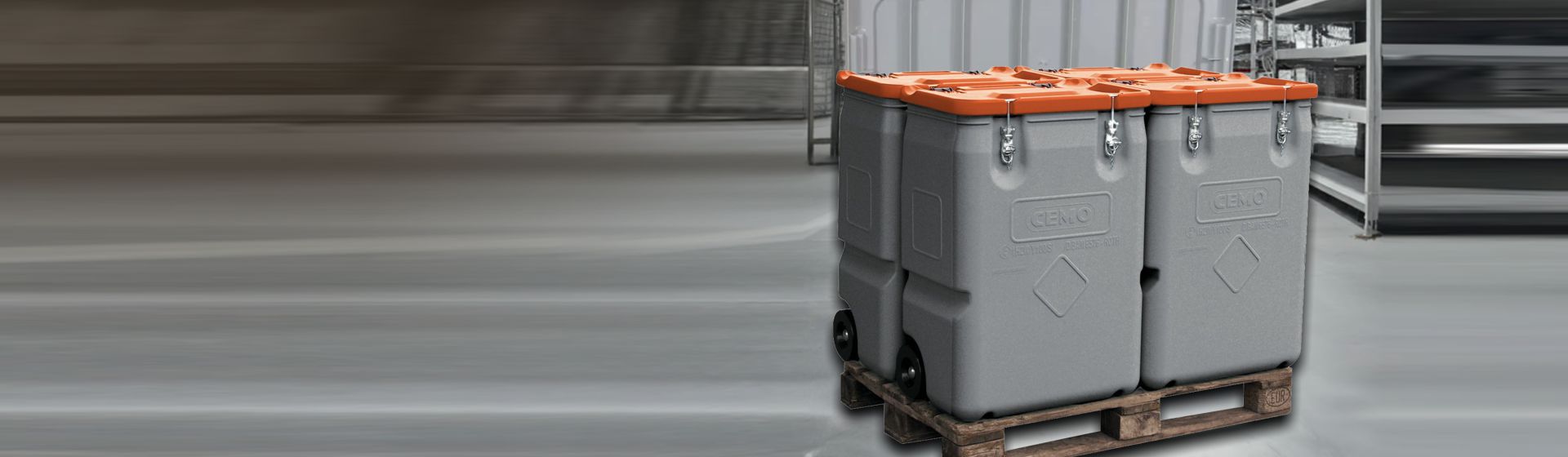 Zwei Cemo Gefahrgutboxen auf einer Palette in einer Industriehalle stehend bild