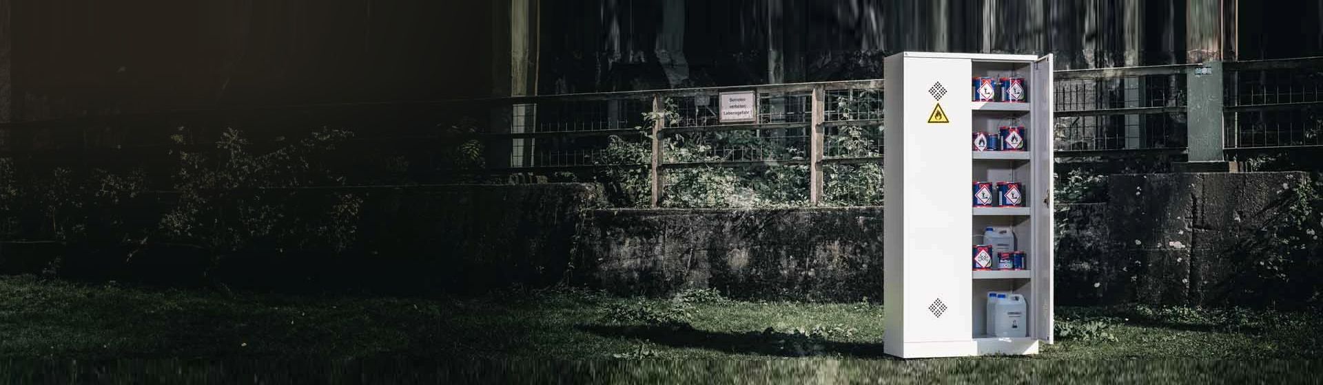 Lichtgrauer Gefahrstoffschrank von Lüllmann gefüllt mit Dosen mit gefährlichen Inhalten bild