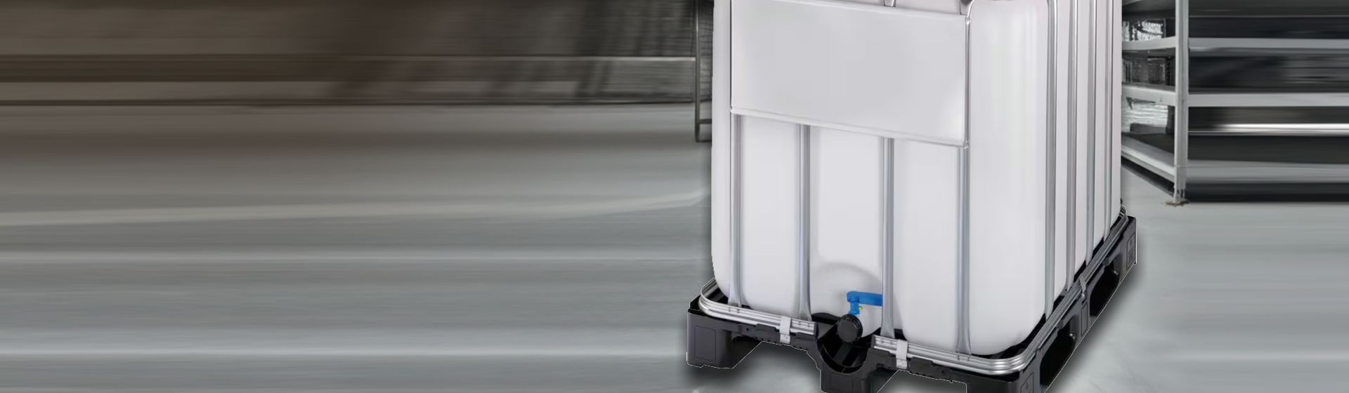 IBC Container von Werit in einer Industriehalle bild