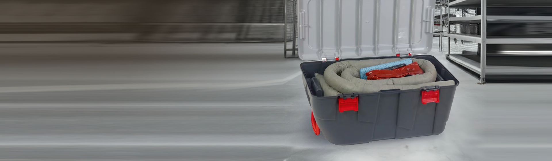 Kunststoffbox gefüllt mit diversen Sorbents von Schoeller in einer Industriehalle stehend bild